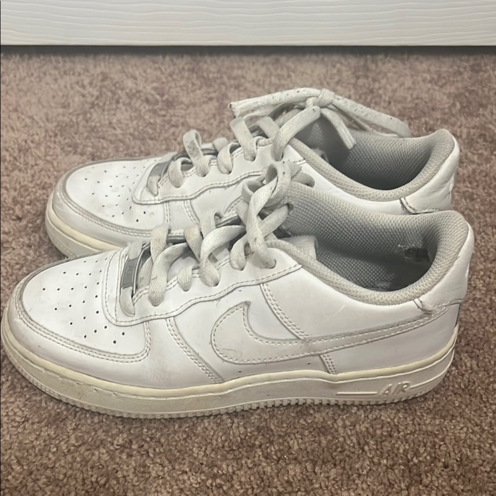 Nike White Air Force 1 Sneakers Classic Design